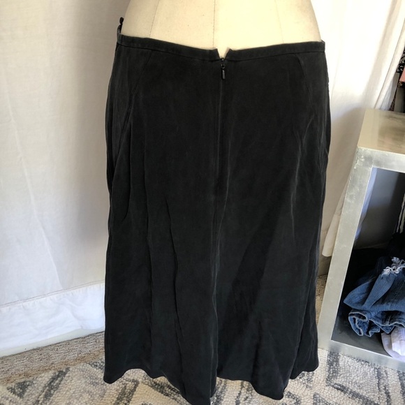 DKNY Black Silk skirt zip back with some spandex size 8 - Picture 4 of 5